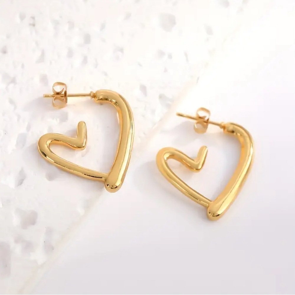 Hollow Heart Stud Earrings, Premium Stainless Steel 18K Gold-plated Earrings NIP